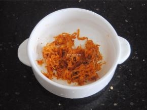 煮好的米饭稍稍放凉，将寿司醋和盐拌入。