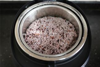 取合适大小的一团出来，中间放入拌了沙拉酱的肉松。