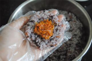 包起来后放入三角饭团模具里面。