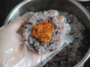 包起来后放入三角饭团模具里面。