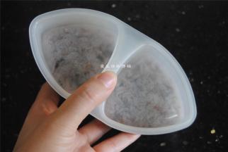 底下包上紫菜片即可，带出门给孩子吃，一人一个正好呢~