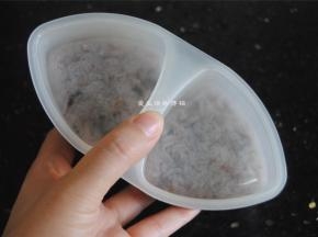 底下包上紫菜片即可，带出门给孩子吃，一人一个正好呢~