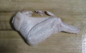 将所有鸡全翅去鸡尖，有人说翅尖不能吃，

真相到底怎样不知道，

反正尖的地方我都沿着关节去了。