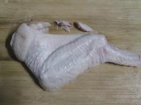 将所有鸡全翅去鸡尖，有人说翅尖不能吃，

真相到底怎样不知道，

反正尖的地方我都沿着关节去了。