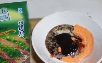 在cook100的调料基础上，加了耗油，让鸡翅蒸出来有个回甜味；

加了酱油，想上点色来着，顺便可以调味；

加了白胡椒粉，去腥味。

最后，我没有加水去稀释调料。