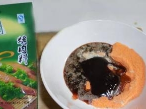 在cook100的调料基础上，加了耗油，让鸡翅蒸出来有个回甜味；

加了酱油，想上点色来着，顺便可以调味；

加了白胡椒粉，去腥味。

最后，我没有加水去稀释调料。