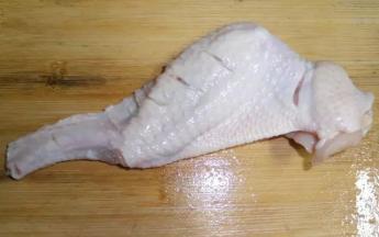 将全翅洗净，并在全翅上划几道，

腌制的时候更容易入味。