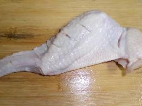 将全翅洗净，并在全翅上划几道，

腌制的时候更容易入味。