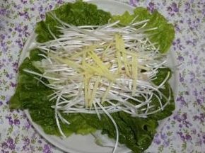 用豆芽铺底蒸鸡翅，放几片姜，再去去腥味。

不要问我的豆芽为什么这么白净，

因为寂寞地去了头尾。口感虽好，人工好贵。