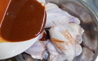 拌匀调料，倒入全翅腌制5+个小时，时间越久越入味。将调料和全翅抓匀，剩下的功夫交给时间