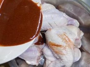 拌匀调料，倒入全翅腌制5+个小时，时间越久越入味。将调料和全翅抓匀，剩下的功夫交给时间