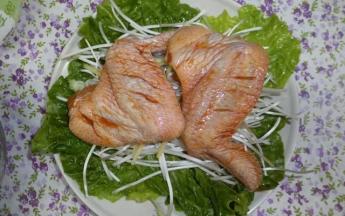 放上鸡翅，全翅较大，一次蒸两个就好了。

视家里盘子大小而定。