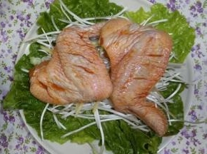 放上鸡翅，全翅较大，一次蒸两个就好了。

视家里盘子大小而定。