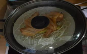 上锅蒸制，蒸到用筷子能轻易戳穿鸡翅即可，

那时候翅膀皮子会有点Q，有点粘附力。

这时的鸡翅，最好吃，糯糯的