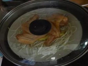 上锅蒸制，蒸到用筷子能轻易戳穿鸡翅即可，

那时候翅膀皮子会有点Q，有点粘附力。

这时的鸡翅，最好吃，糯糯的