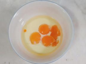 玉米油、牛奶中加入四个蛋黄。