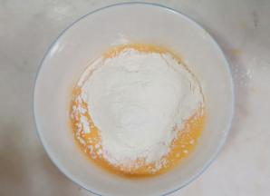 加入提前过筛好的低筋面粉和玉米淀粉。