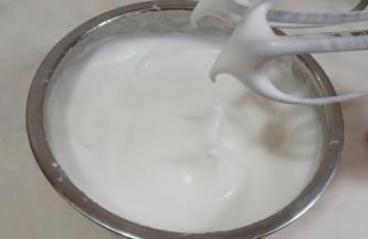 蛋清分三次加入细砂糖，打至大弯钩状态。