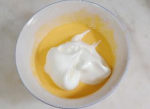 打发好的蛋清分三次加入蛋黄糊中。