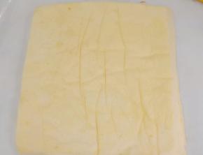 放入预热好的烤盘140度中下层烤20分钟，出炉撕去油纸放凉。

