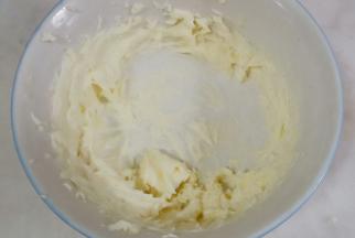 奶油奶酪加细砂糖打至蓬松状态。