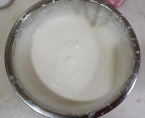 淡奶油加入细砂糖打至6分发。