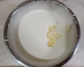 加入奶油奶酪继续打发。