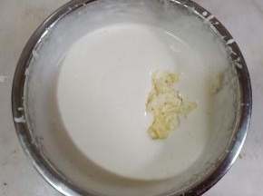加入奶油奶酪继续打发。