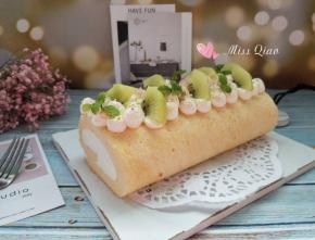 蛋糕表面装饰上奶油和自己喜欢的水果即可。