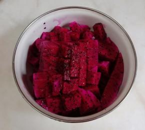 火龙果切小块。