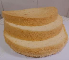 戚风蛋糕胚分三块。