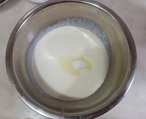 200克淡奶油加20克细砂糖。