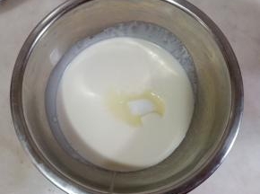 200克淡奶油加20克细砂糖。