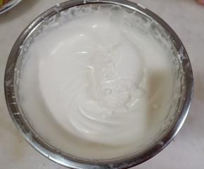 打至裱花状态装入裱花袋中。