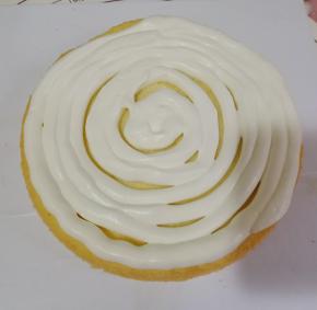 在蛋糕胚表面挤满奶油。