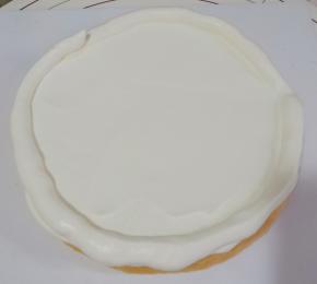 用刮刀抹平。再在边缘挤一圈奶油。