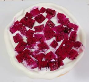 中间放入火龙果块。