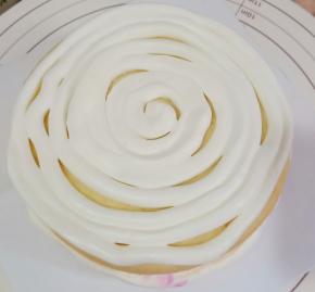 盖上第二块蛋糕片，重复步骤6，在蛋糕片上挤满奶油