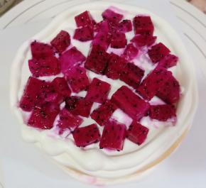 边缘挤一圈奶油，再放入火龙果。