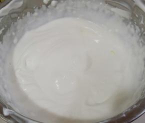 50克淡奶油加5克细砂糖打至轻微纹路。