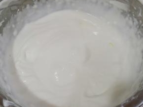 50克淡奶油加5克细砂糖打至轻微纹路。