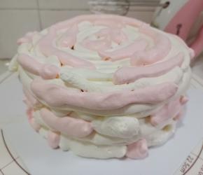 盖上第三块蛋糕片，在蛋糕表面和侧面，交替用白色和红色奶油挤满。