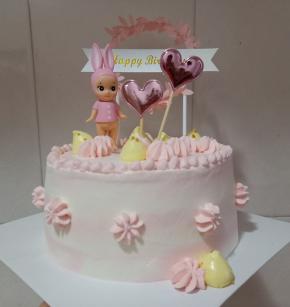 表面挤上奶油，撒上糖珠并装饰自己喜欢的玩偶即可。