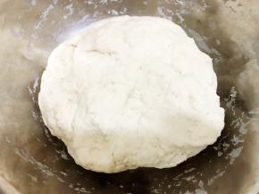 再揉成面团，盖上保鲜膜醒发30分钟