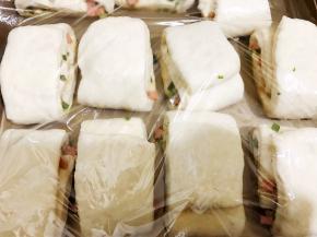 醒发好后的饼明显长大，变得轻盈