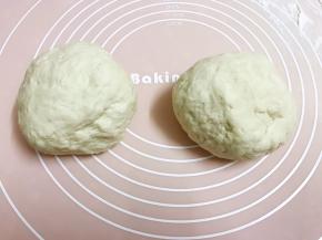 面团醒发好后分成两份