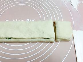 再用刮刀切成段