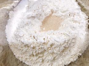 加入盐，糖，酵母，泡打粉