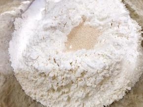 加入盐，糖，酵母，泡打粉