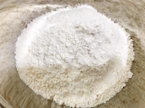 盆里加入面粉